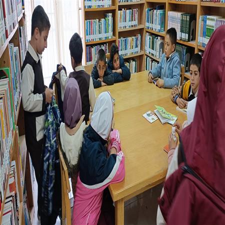 قصه گویی از کتاب برای دانش آموزان مدرسه ابتدایی توسط معلم